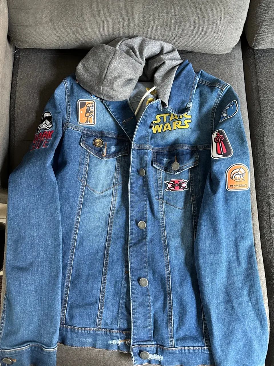 Jaqueta Jeans Star Wars com Capuz e Patches Studio Geek
