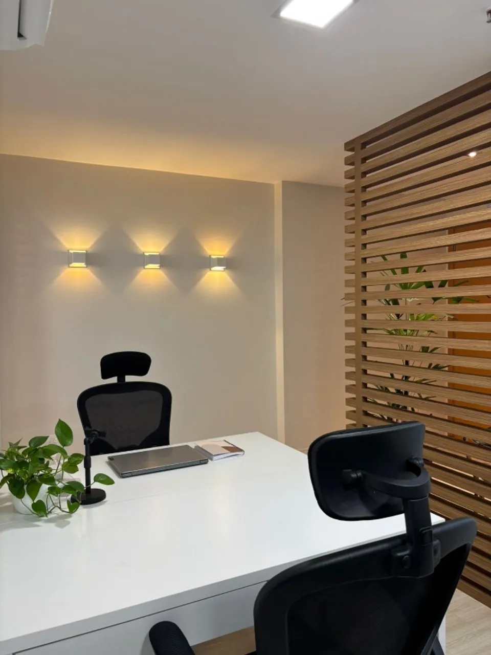 Sala comercial 40m2 linda, montada e decorada no Ed The Point Office. Só entrar!
