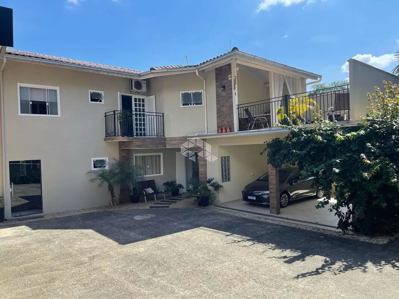 Casa 1 suíte + 2 dormitórios com sala comercial no bairro Barra do Rio Molha em Jaraguá do
