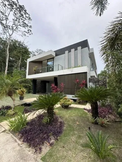 Alphaville 2 com 5 suítes, casa nova, área gourmet, piscina e placa solar