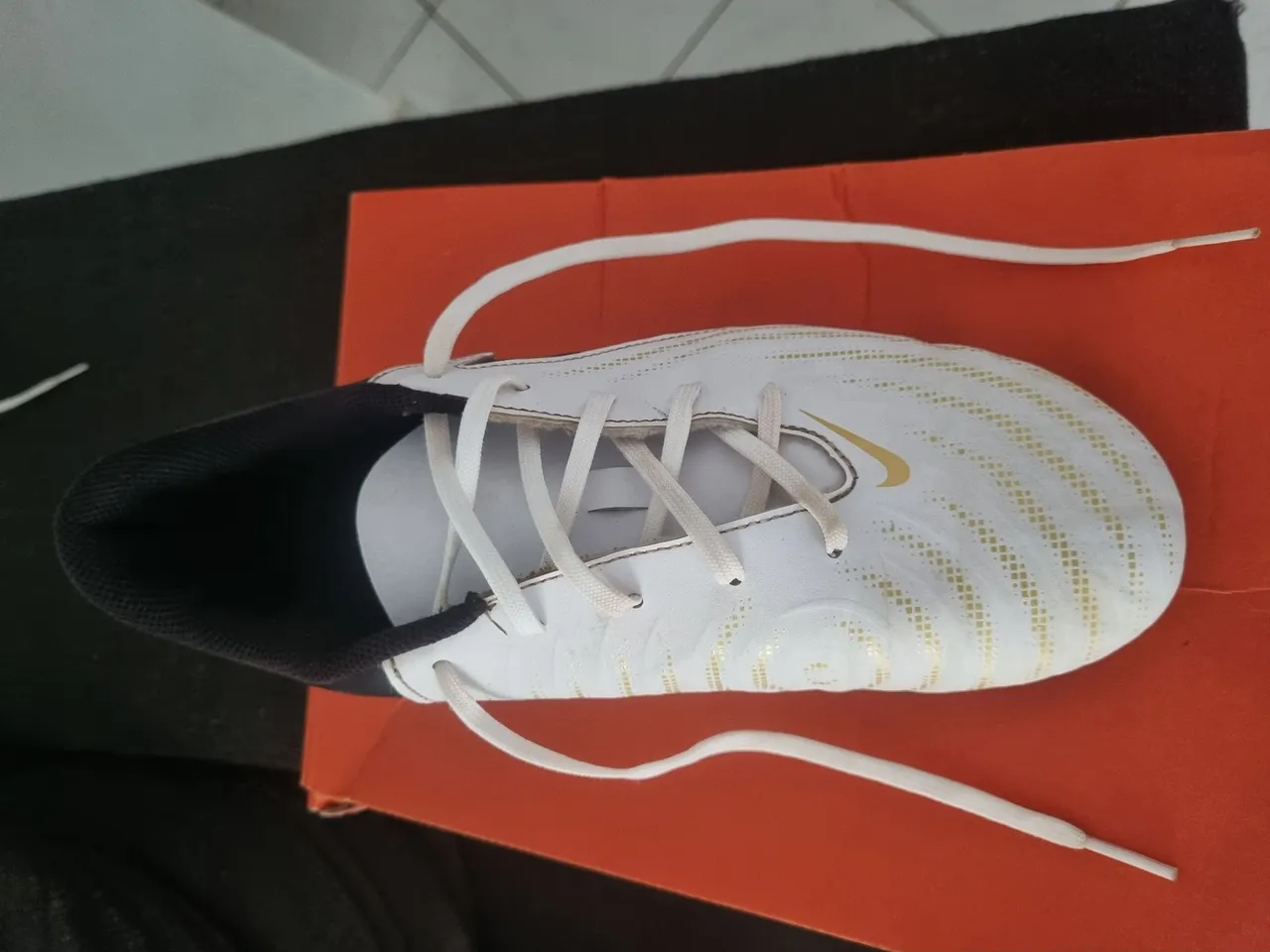 Chuteira Nike Branca com Detalhes Dourados