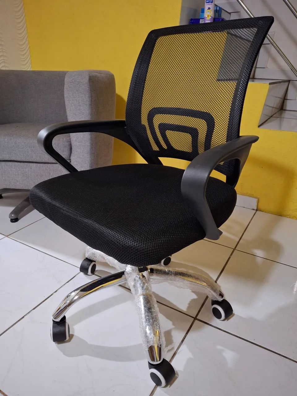 Cadeira de escritório giratoria preta  - Foto 2