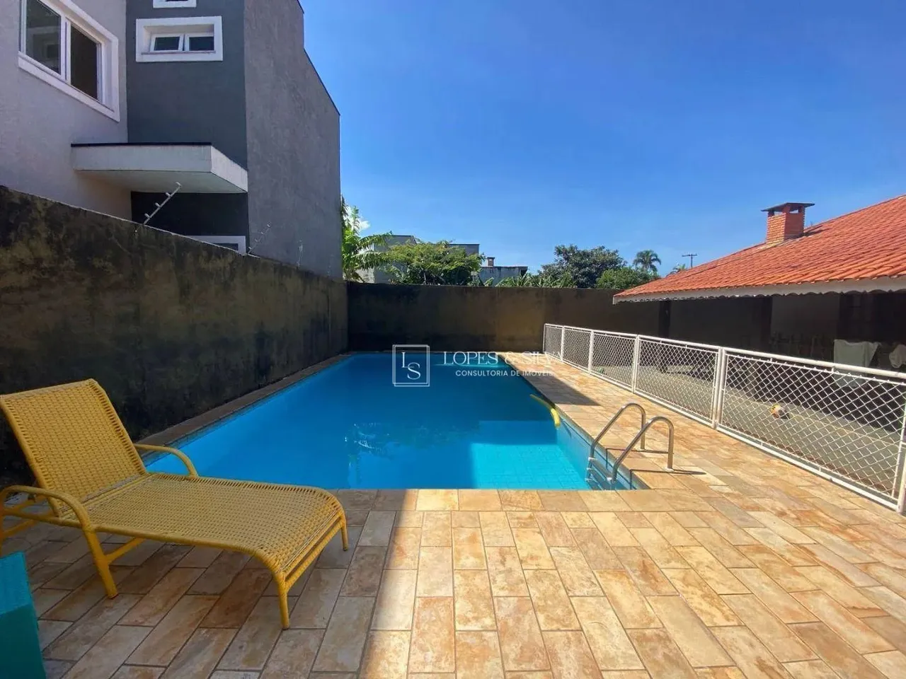 Casa para LOcação com 4 Dormitórios, Sendo 2 Suítes em Condominio, Jd. Shangrila, Atibaia,