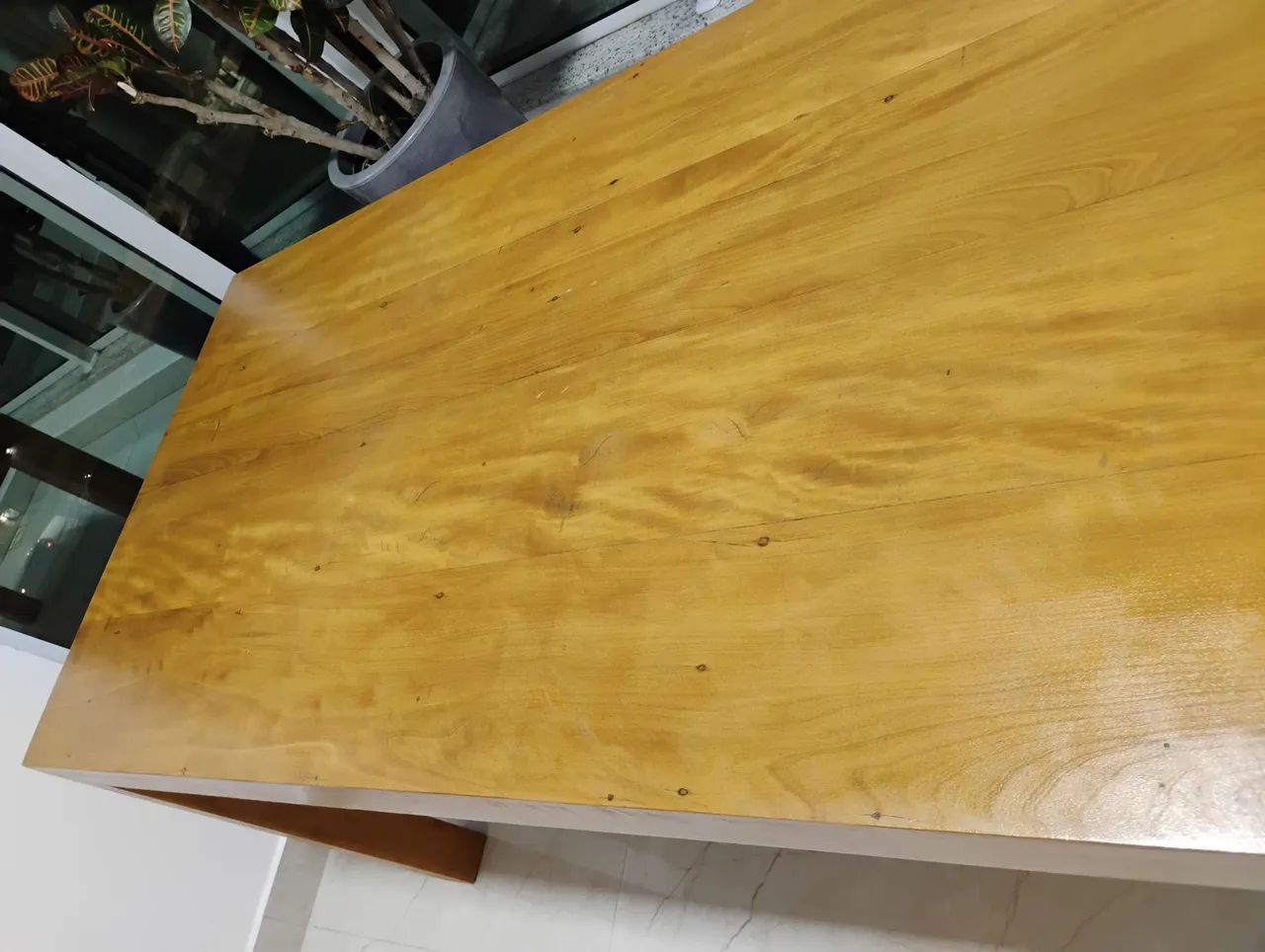 Mesa de jantar retangular em madeira maciça.64254013372547121