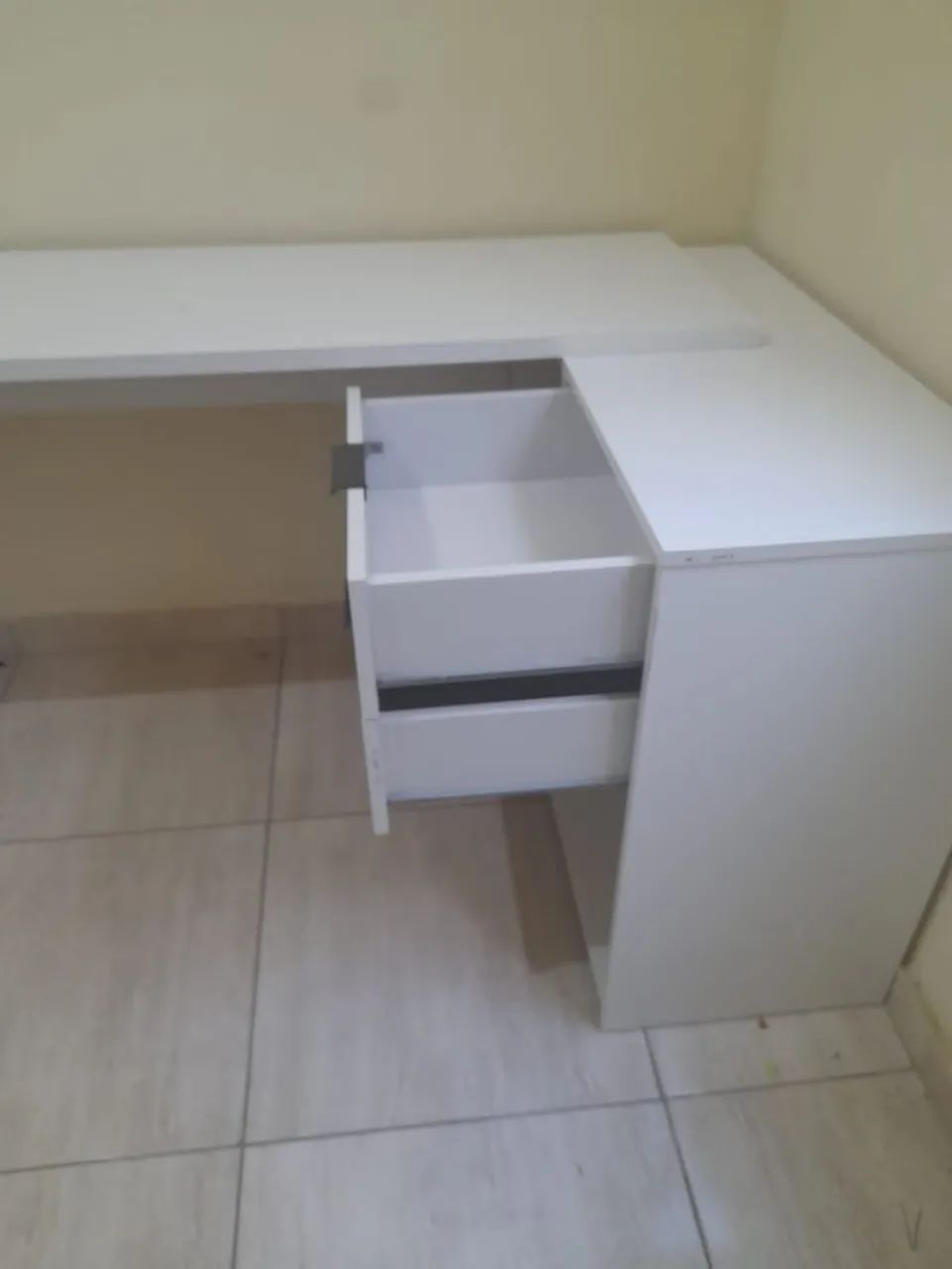 Escrivaninha de Canto Branca em MDF