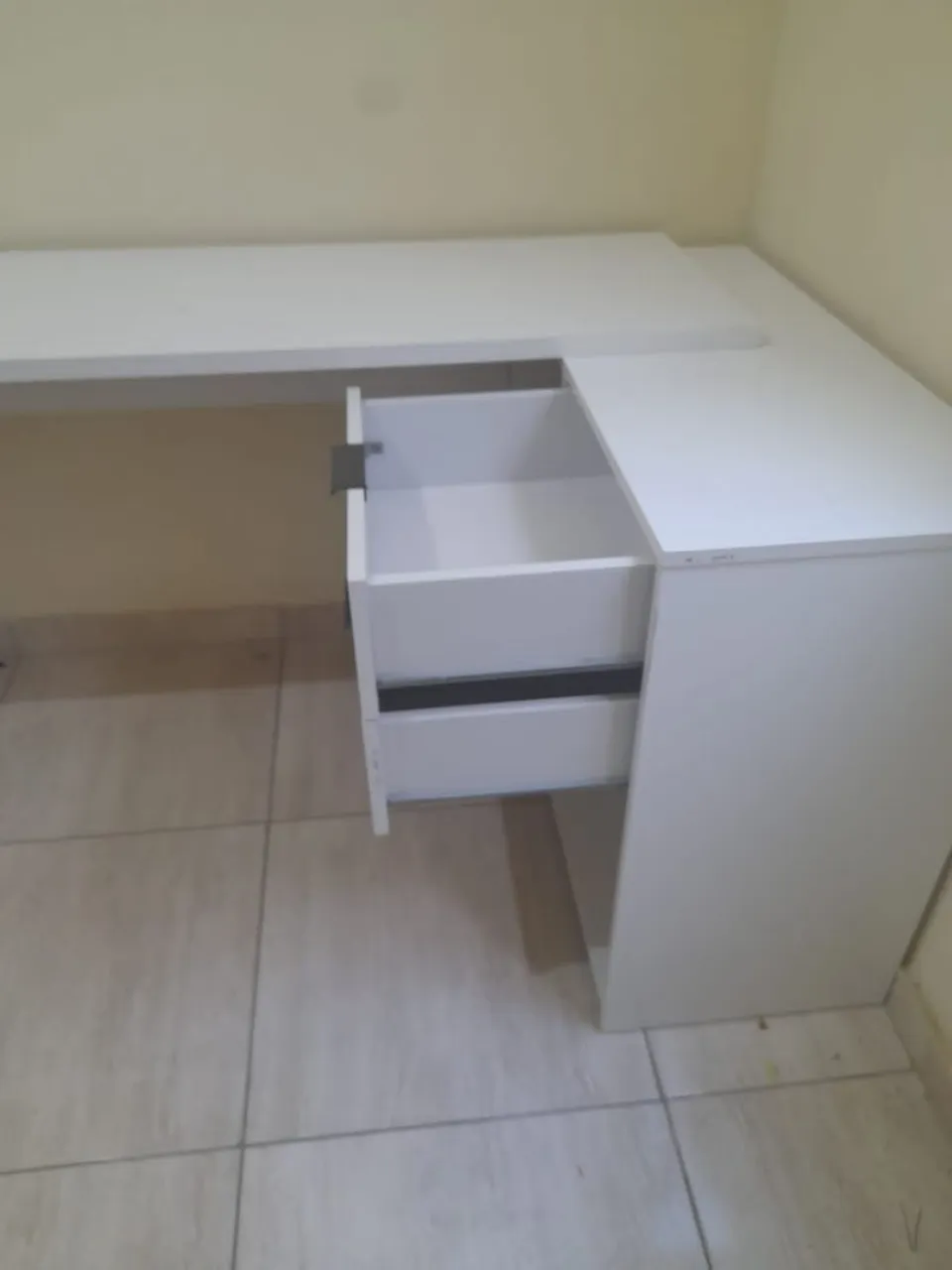 Escrivaninha de Canto Branca em MDF