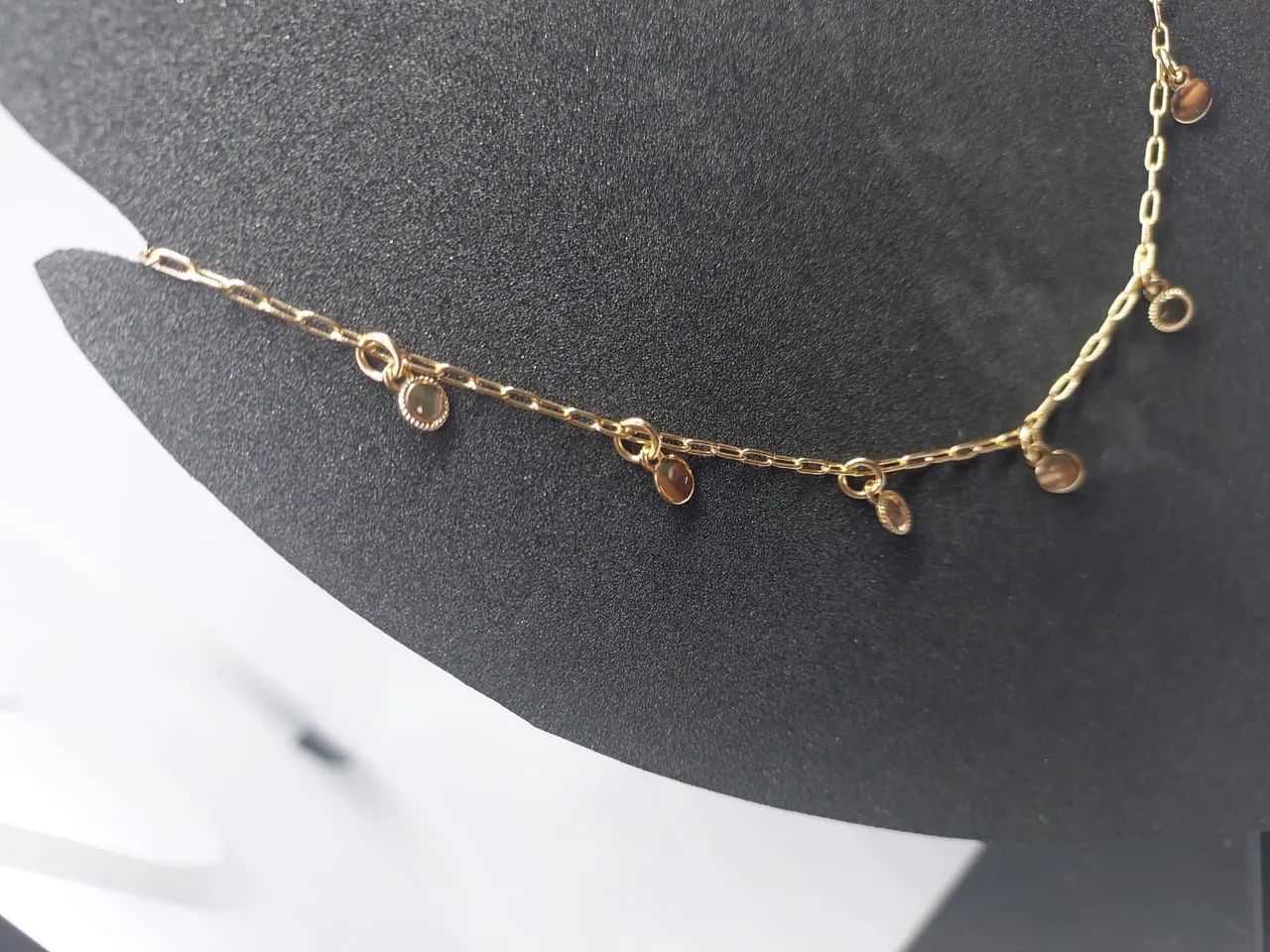 Colar choker banhado a ouro com pingentes redondos - Foto 3