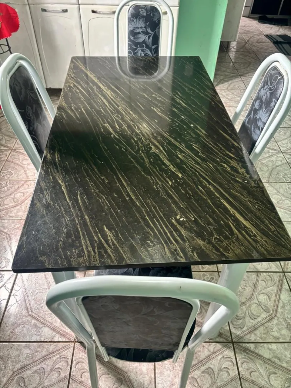 Vendo mesa com 04 cadeiras.