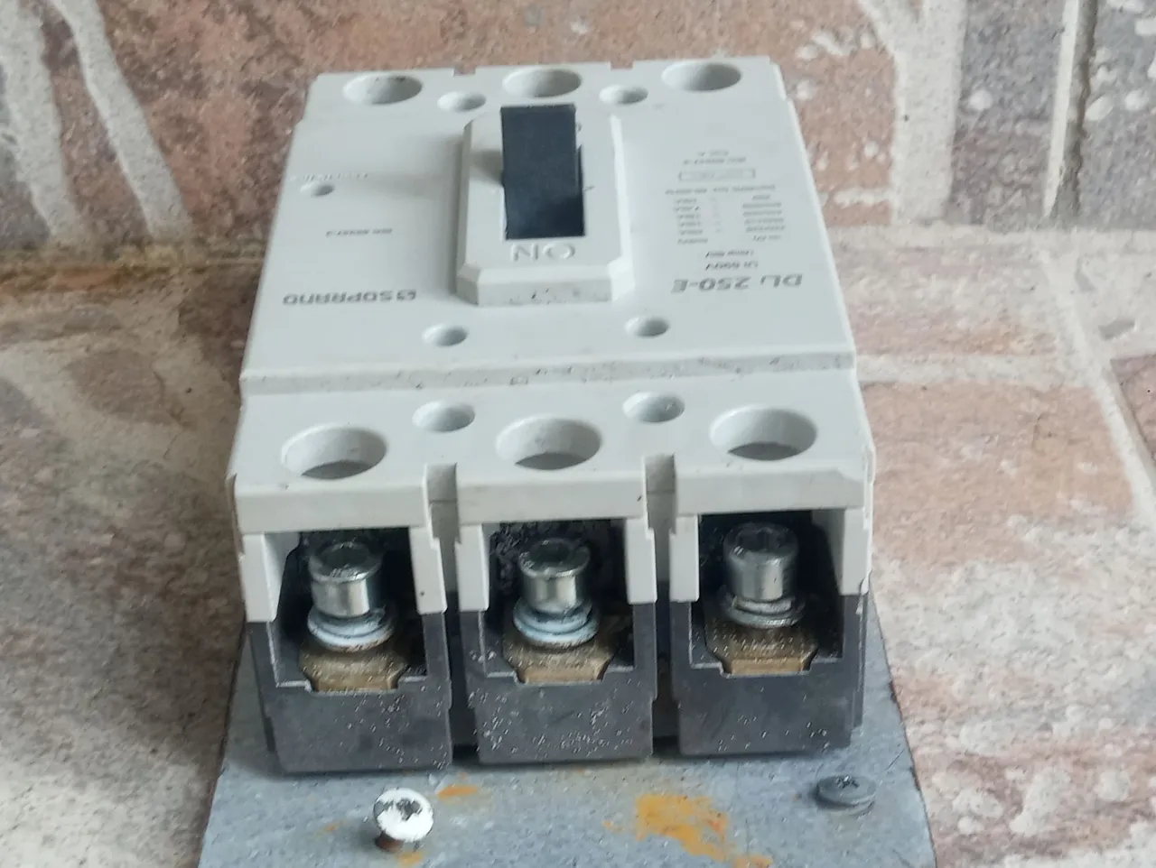 Disjuntor industrial nofusiom 150 amperes