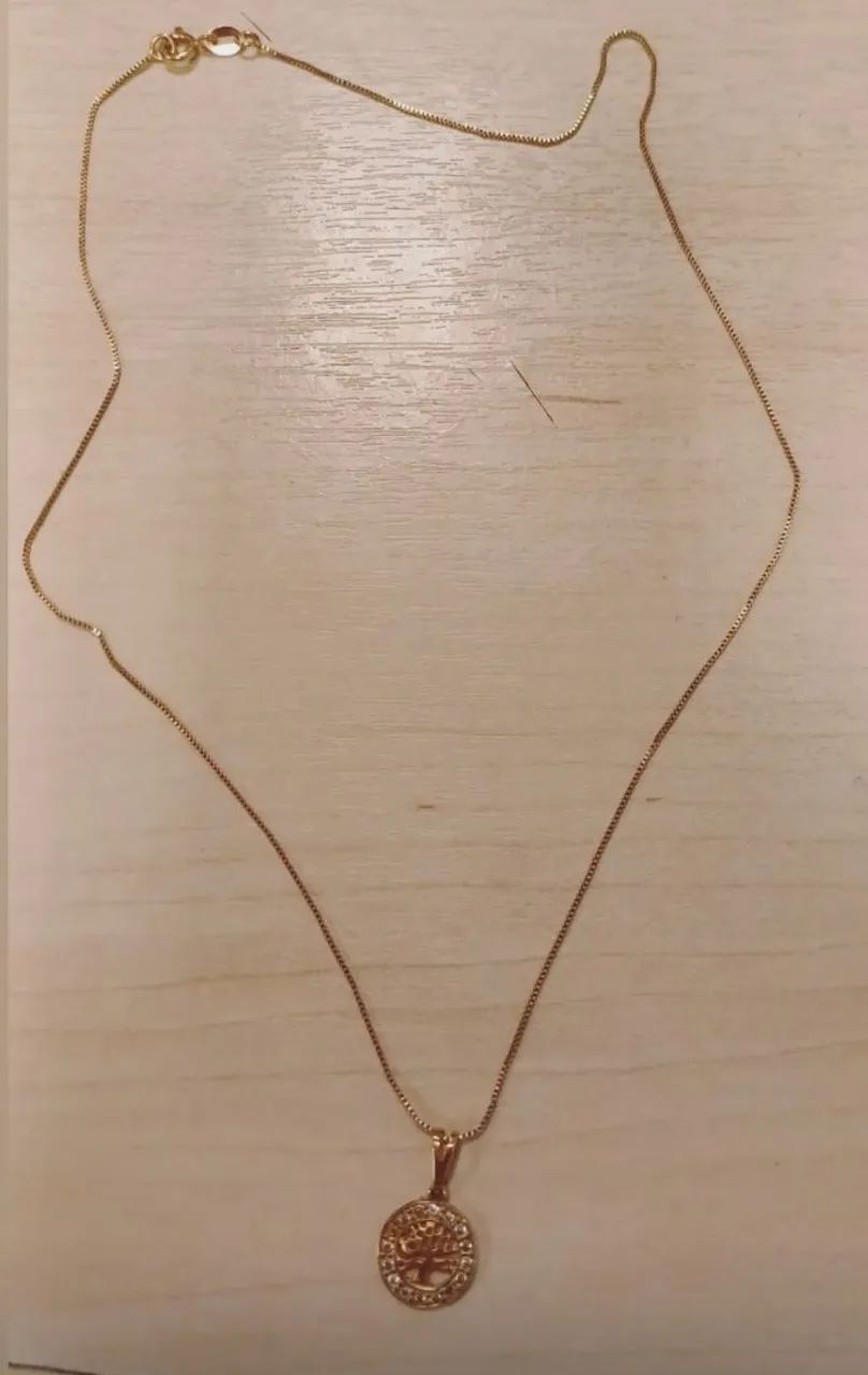 Colar Dourado com Pingente de Árvore da Vida