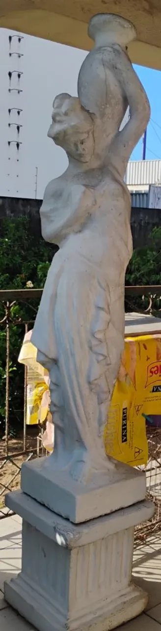 Escultura de mulher com vaso