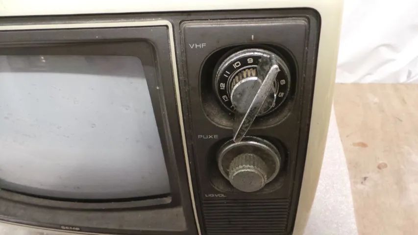 ANTIGA TV MODELO TVC-100 SEMP TOSHIBA COM SELETOR EM FUNCIONAMENTO  - Foto 6