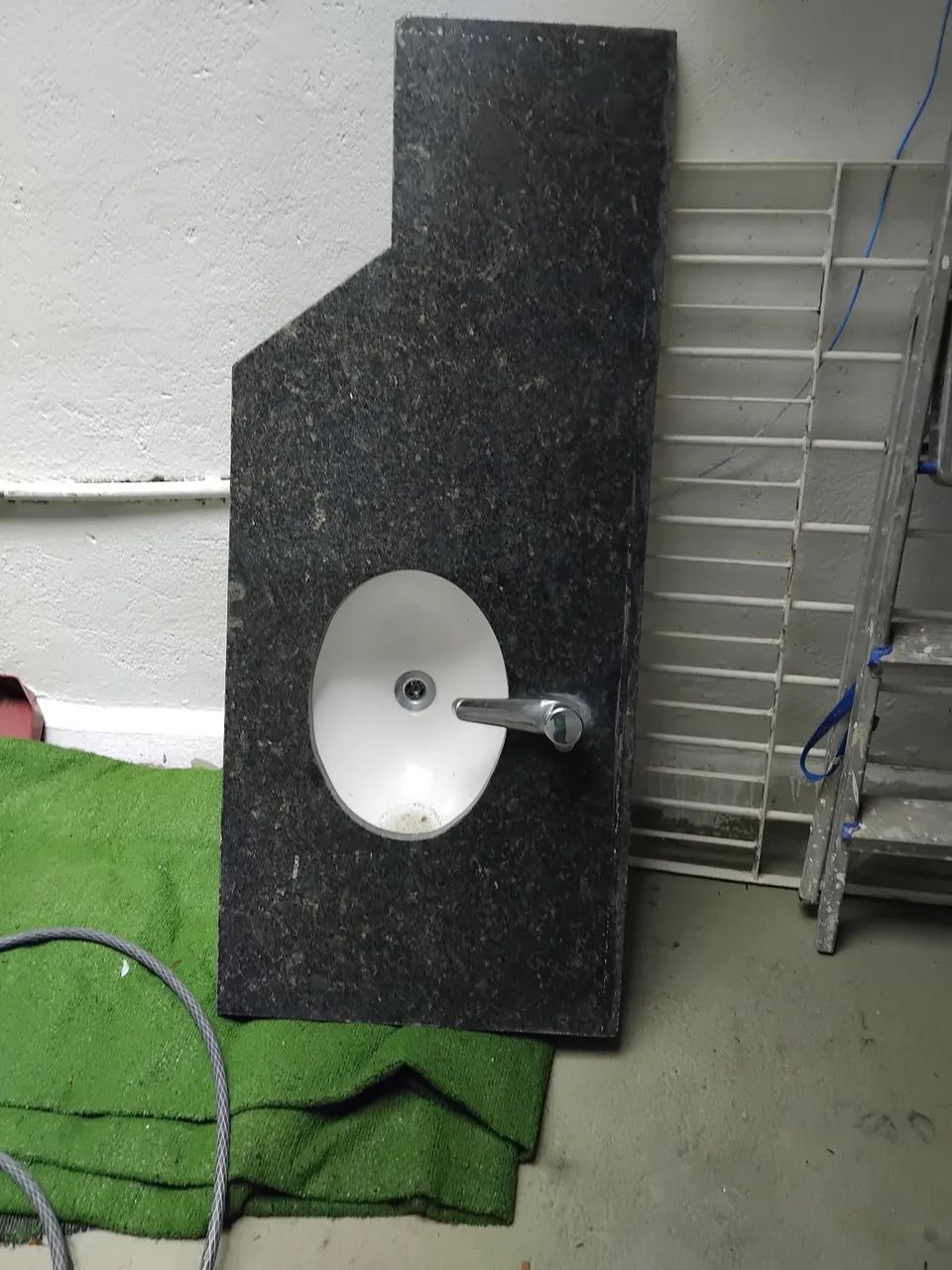 Vendo pia de mármore medindo 1.20 por 0.50 com Cuba e torneira  - Foto 3