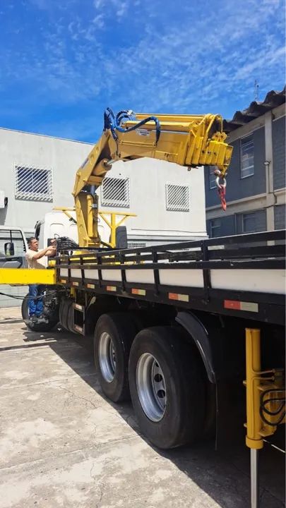Volvo vm. 270 truck munk 30 toneladas carroceria ano 2015.  