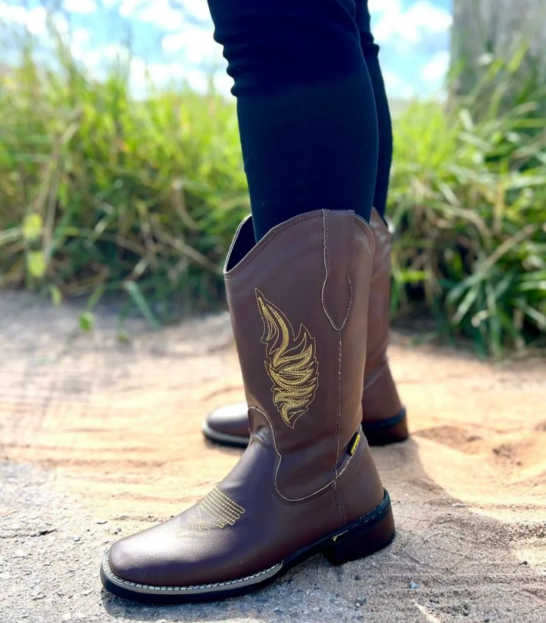 Bota Texana com Detalhes Dourados