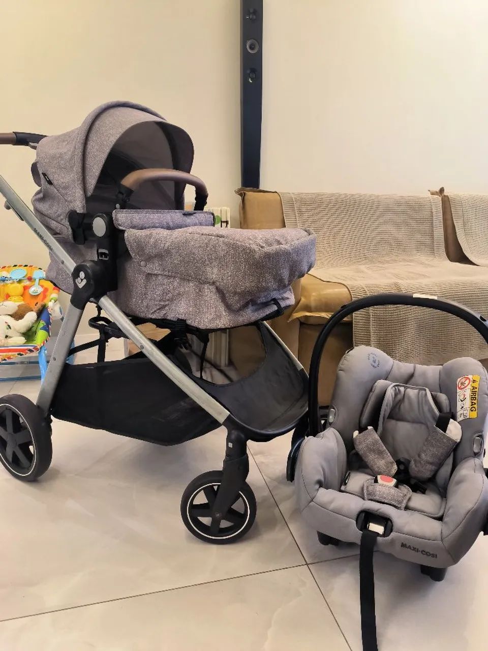 Carrinho + Bebê conforto com base Maxi Cosi
