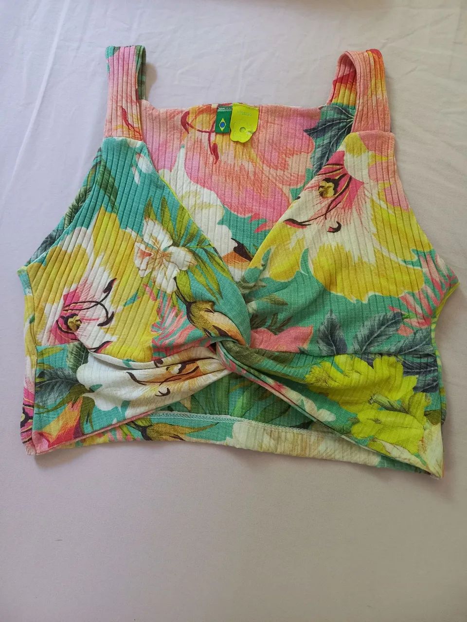 Cropped estampado da marca Farm. Tm P.