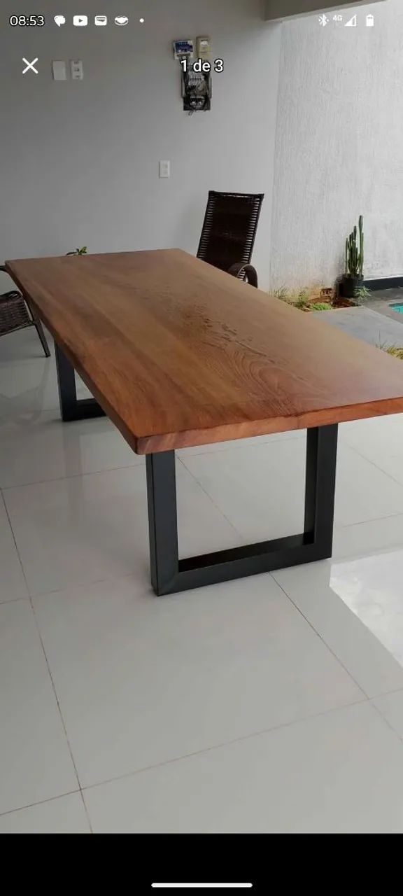 Mesa de madeira maciça e base industrial 