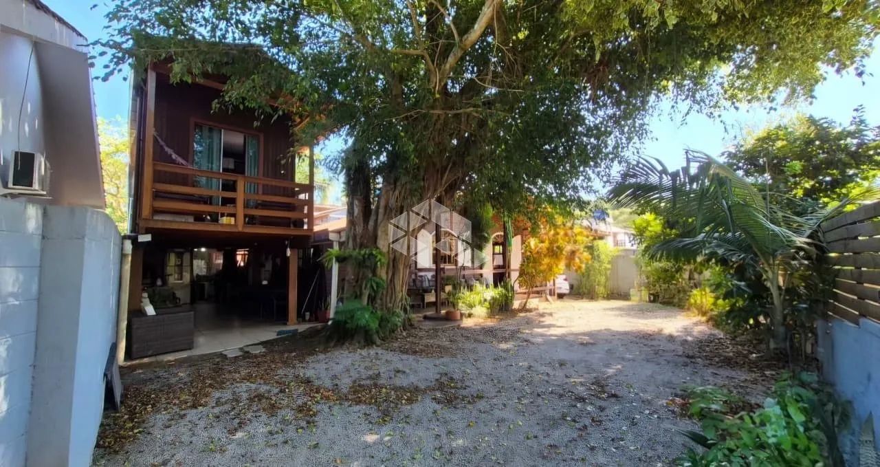 Casa 4 dormitórios com amplo pátio e um apartamento s na Barra da Lagoa - Foto 2