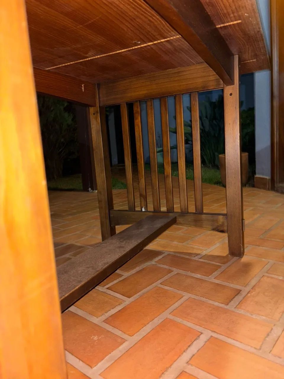 Mesa de madeira maciça 6 lugares com bancos - Foto 2