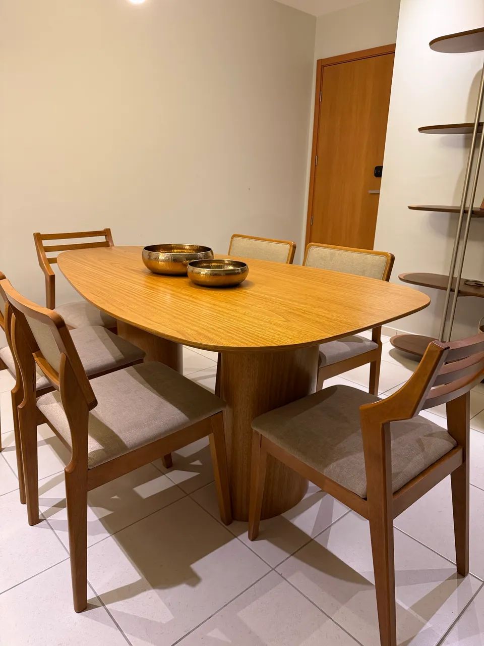 Mesa orgânica de madeira 