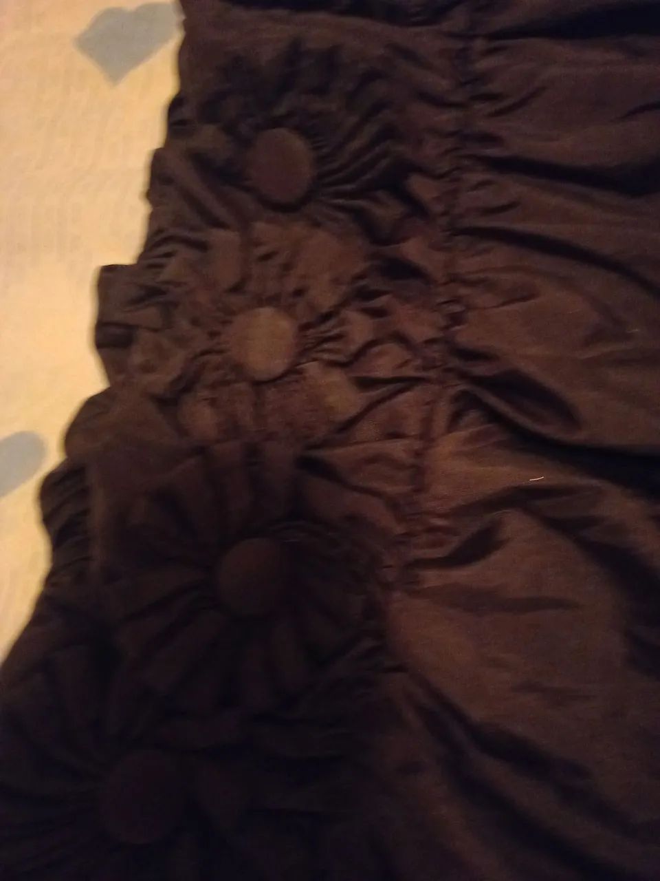 Blusa em seda tomara que caia com flores aplicadas - Foto 3