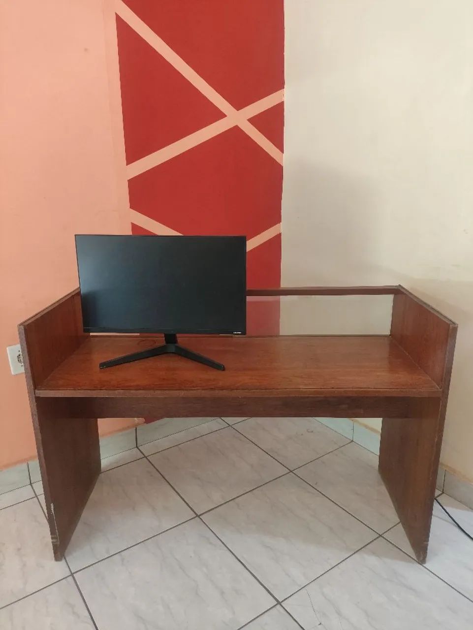 Escrivaninha de Madeira Maciça com Laterais e Vidro - Mesa para Computador - Foto 2