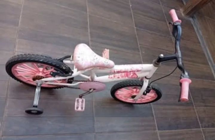 Bicicleta infantil rosa aro 16 com rodinhas  - Foto 4