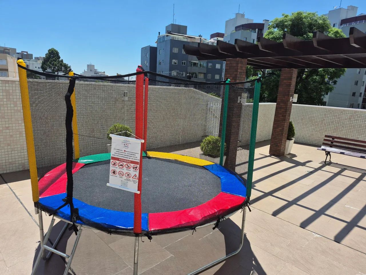 Cama elástica e piscina de bolinhas  - Foto 3