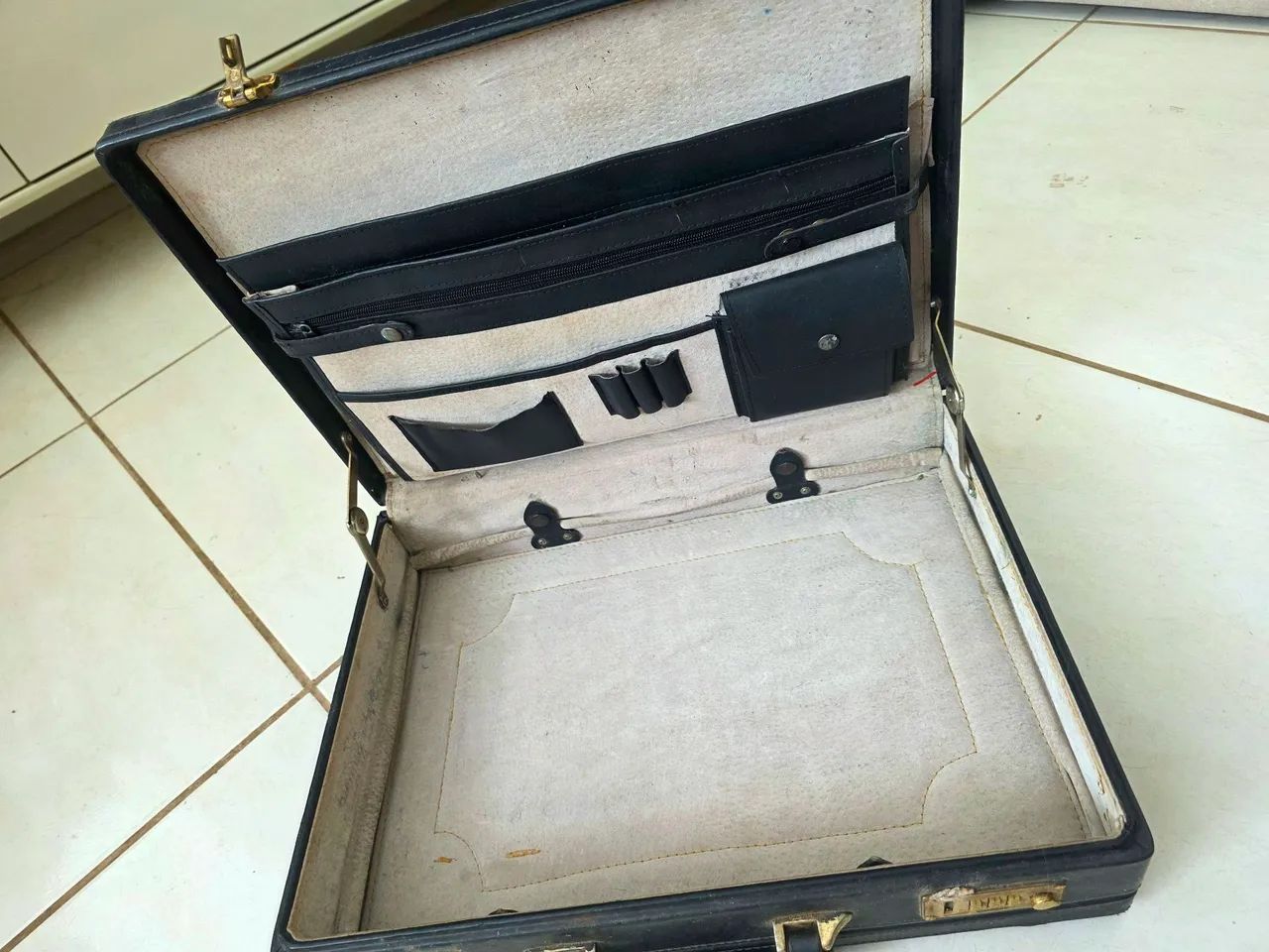 Relíquia: Maleta executiva preta de couro - Foto 2