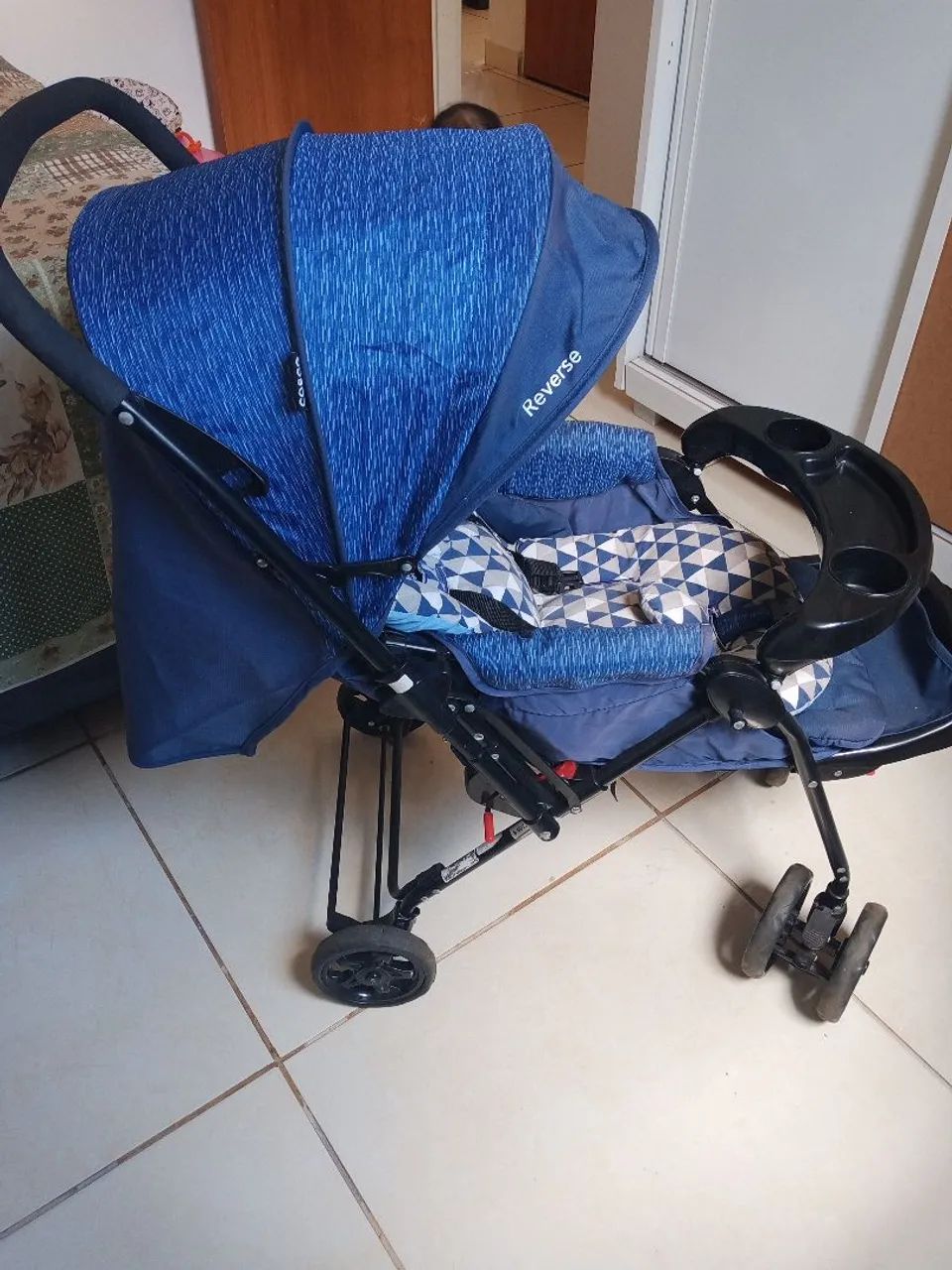 Carrinho com bebê conforto em um bom estado  - Foto 2