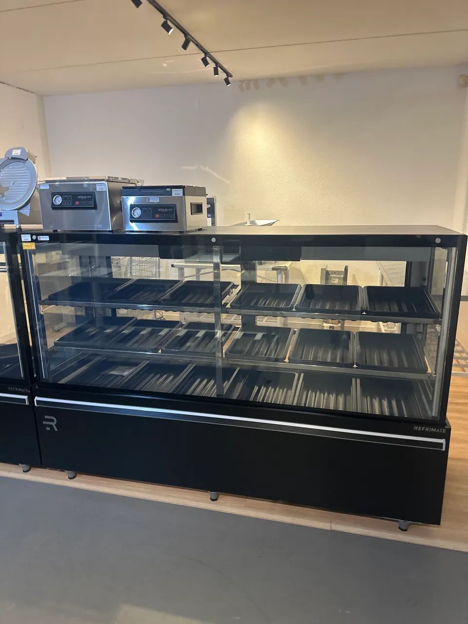 Balcão açougue 2M prateleira ar forçado e com aquecimento no vidro - refrimate 