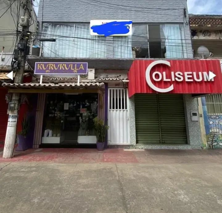 Prédio com duas lojas, um apto tipo casa com uma casa anexo - Saquarema