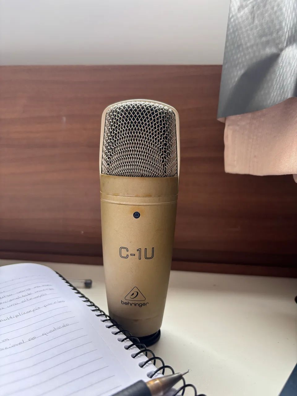  microfone Behringer C-1U dourado