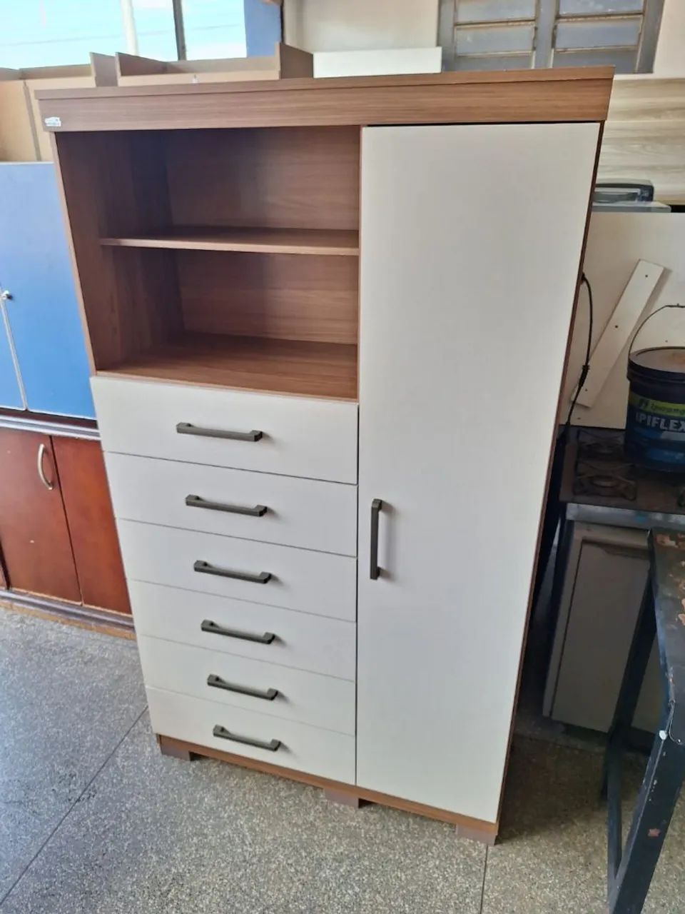 Cômoda com 6 gavetas e uma porta  - Foto 2