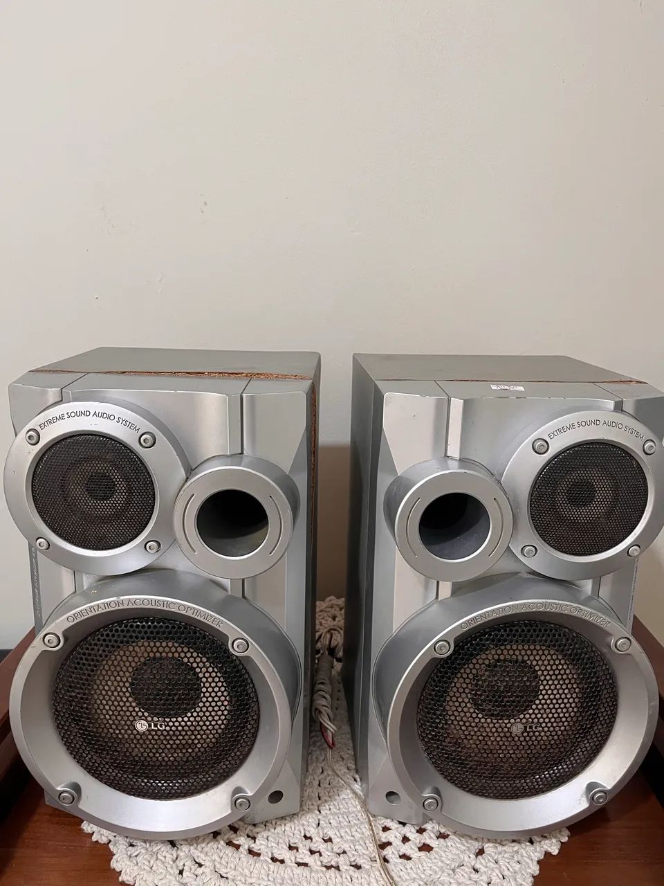 Duas caixas de som (1 funcionando e a outra para concerto) - Foto 4