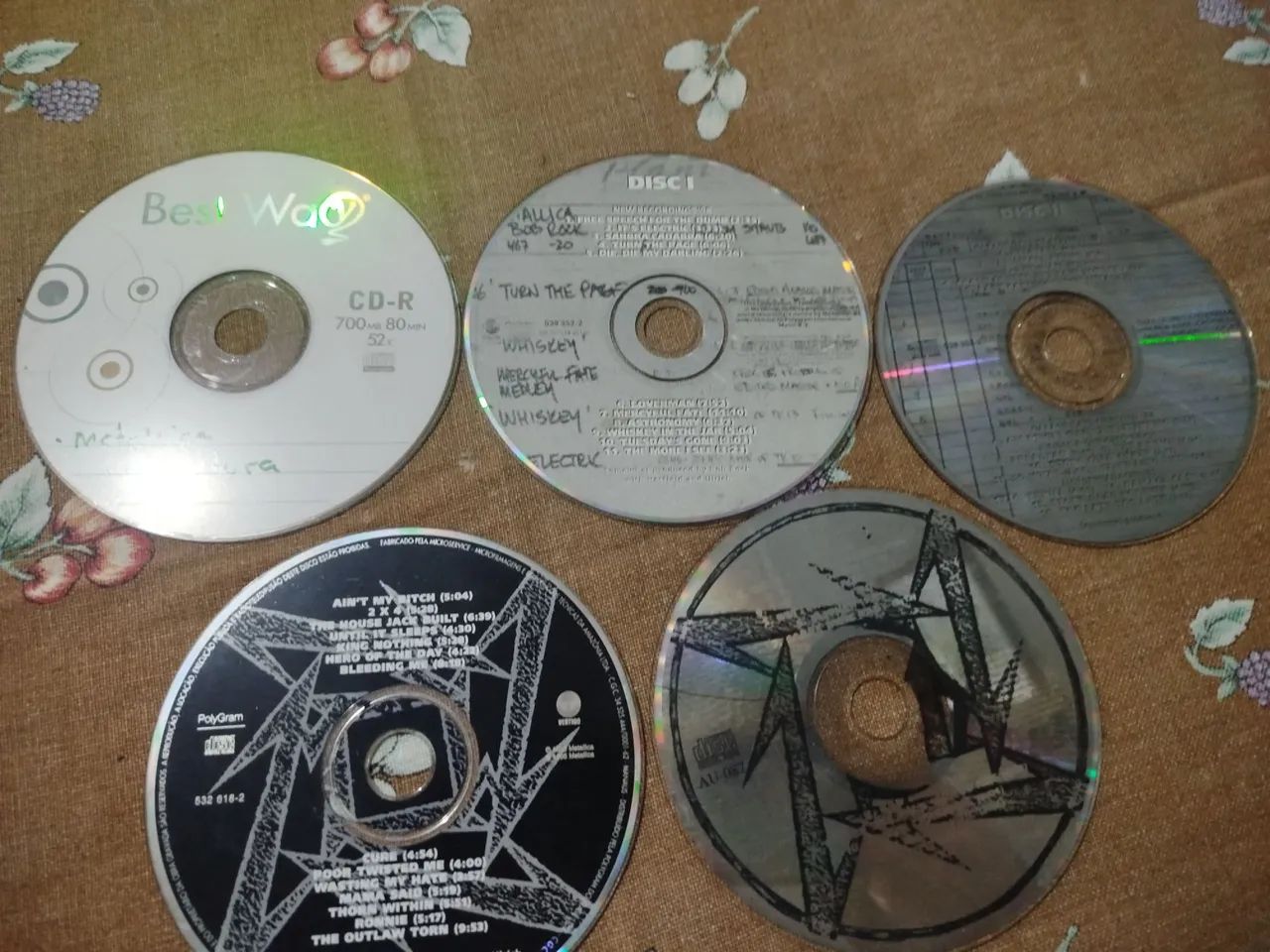 CDs do Metallica e etc.Entrego na região Oeste de BH,com as capas .
