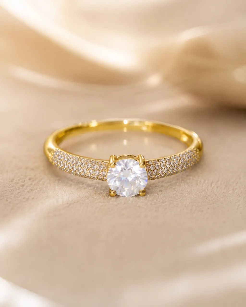 Anel em Ouro 18K com Pedra Central e Cravejamento