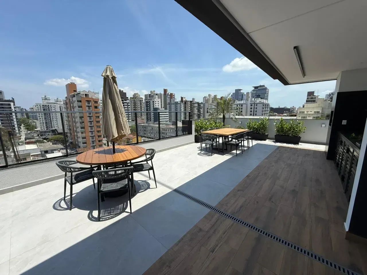 2 SUÍTES - PRÉDIO NOVO - VAGA COBERTA- HOBBY BOX -Centro - Florianópolis - SC