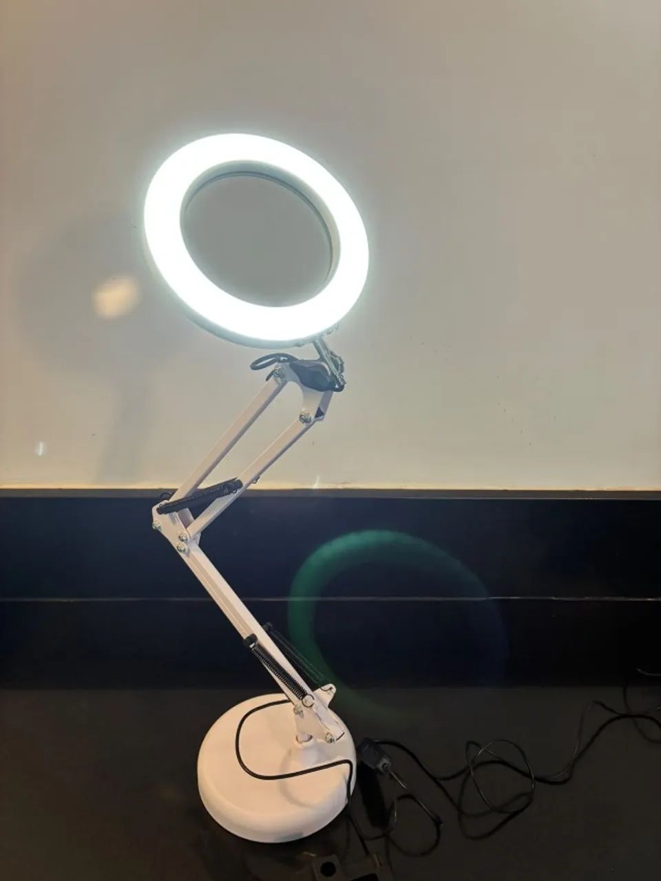  Luminária De Mesa Articulada Com Lupa 8x E Ring Light LED de uso médico - Foto 2
