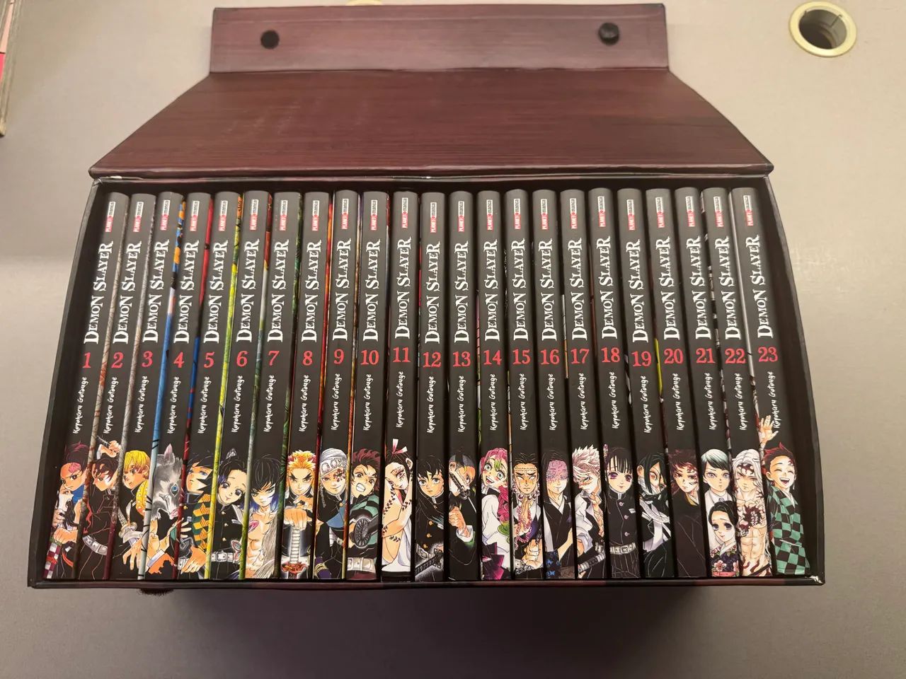 BOX DE DEMON SLAYER COM LOTE DE MANGÁS  - Foto 3