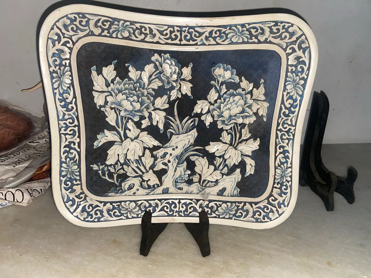 Raridade: 1 bandeja laca chinesa azul e branco entalhe dragão/flor 26x23