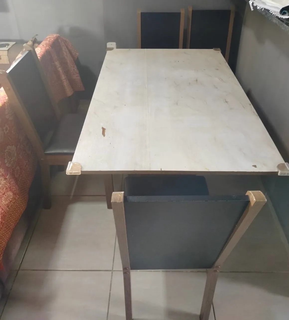 Mesa com Quatro cadeira 