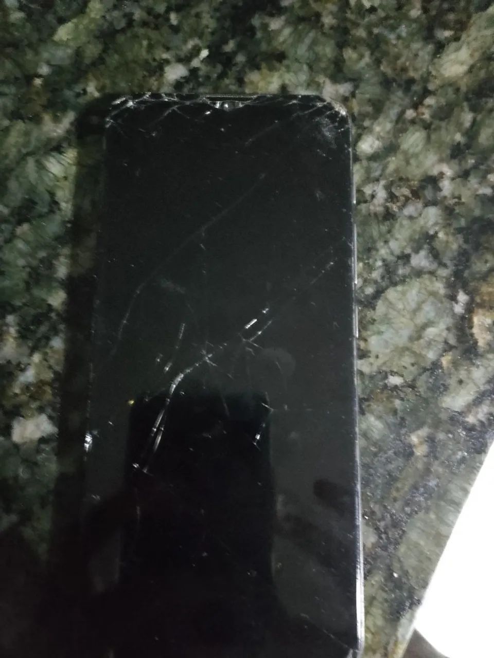 Vendo celular com a tela quebrada 