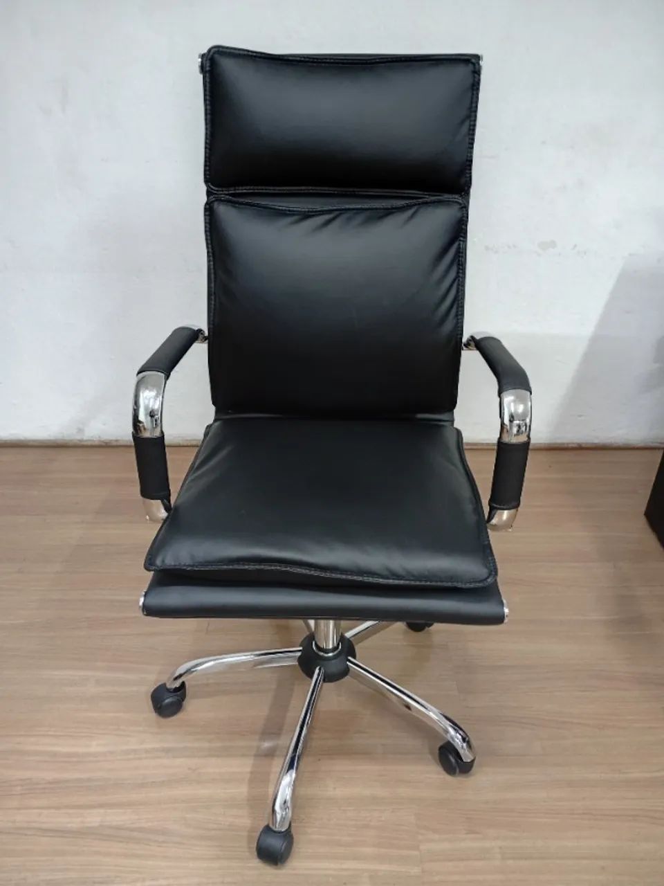 Cadeira de Escritório Presidente Design Charles Eames Preta - Foto 2
