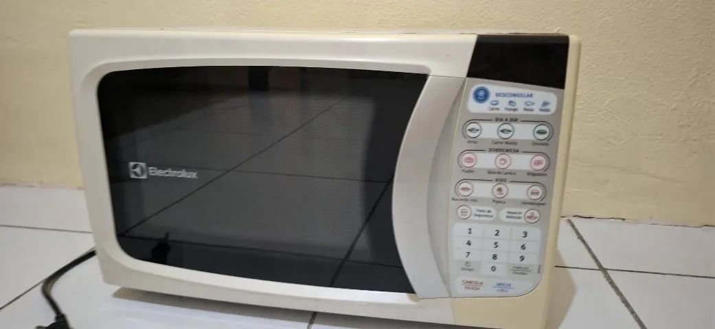 Micro-ondas Eletrolux usado - Foto 2