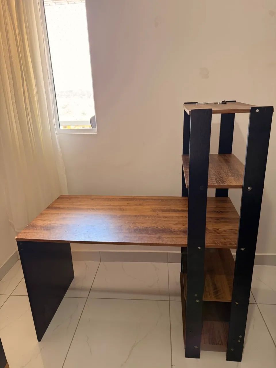 Escrivaninha com estante lateral  - Foto 2
