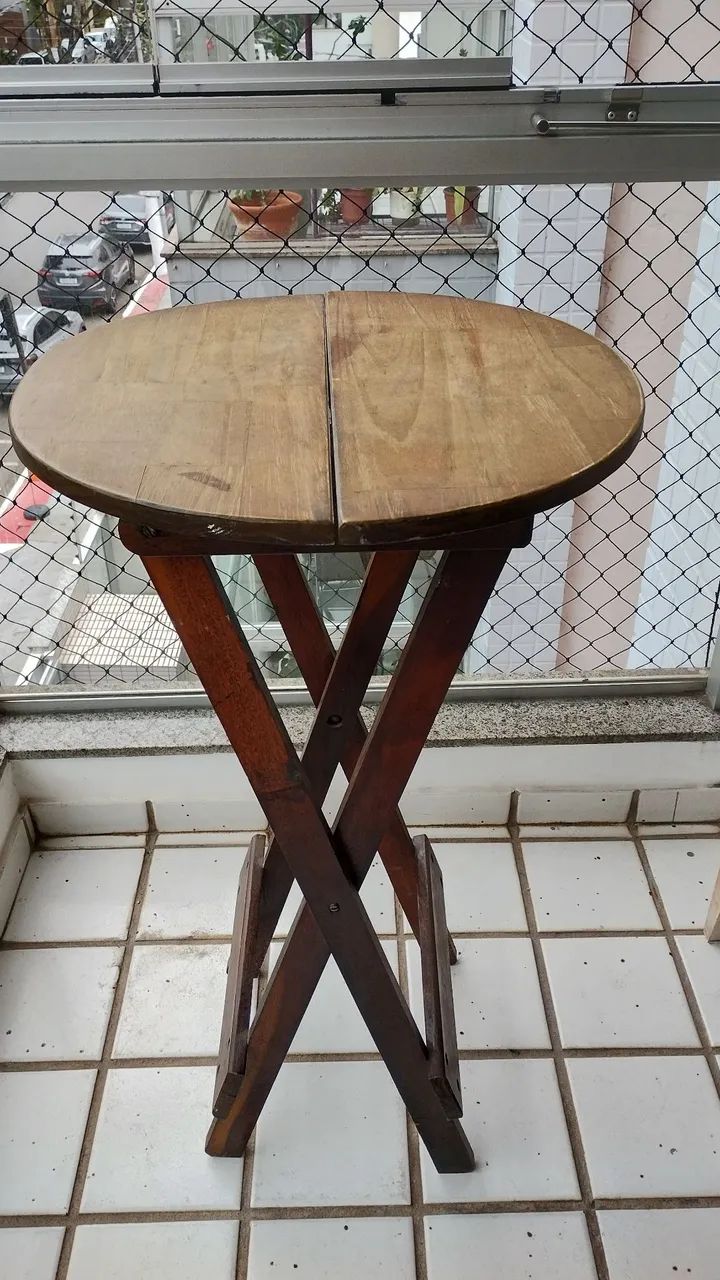 Mesa retrátil bistrô + duas cadeiras 