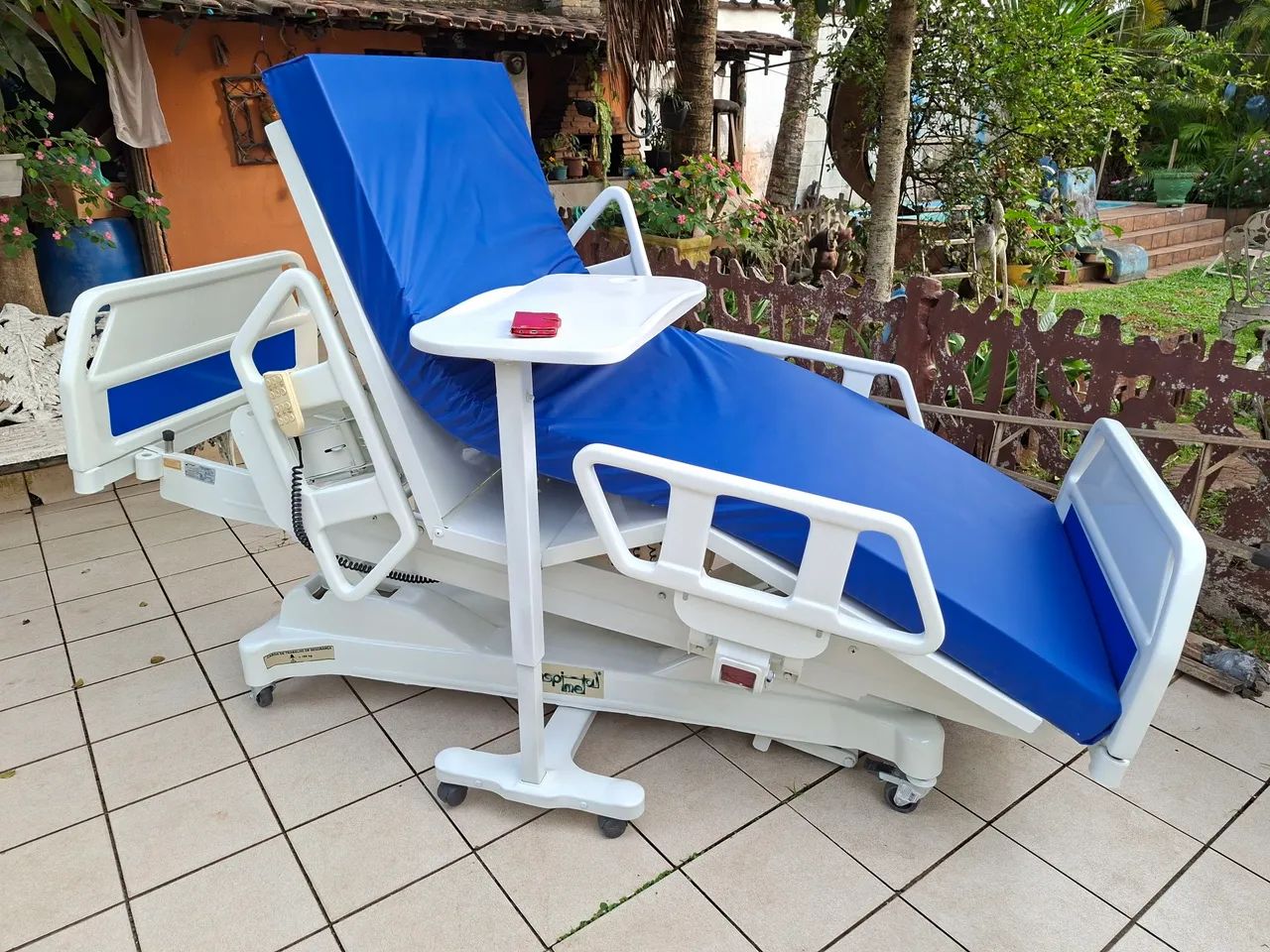 Cama hospitalar no controle total.