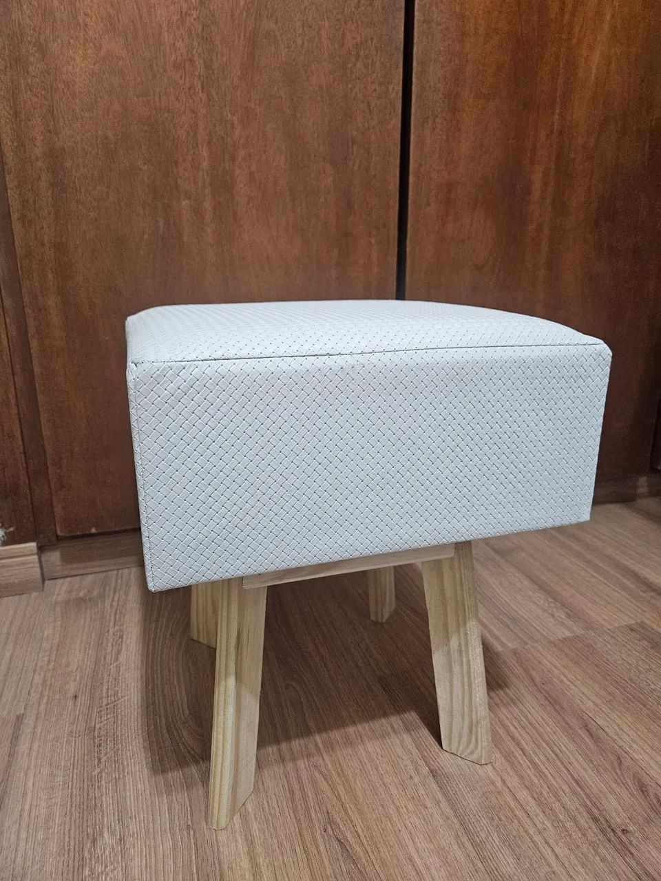 Puff Quadrado Pés De Madeira Estampa Decorativo Quarto Sala Cor Branco